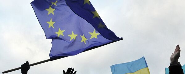 Students wave flags of the European Union and Ukraine - 俄羅斯衛星通訊社