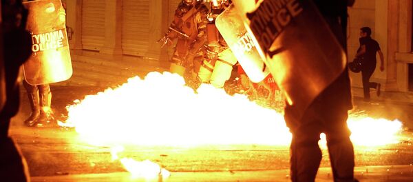 希腊议会附近发生骚乱，警方使用催泪弹 - 俄罗斯卫星通讯社