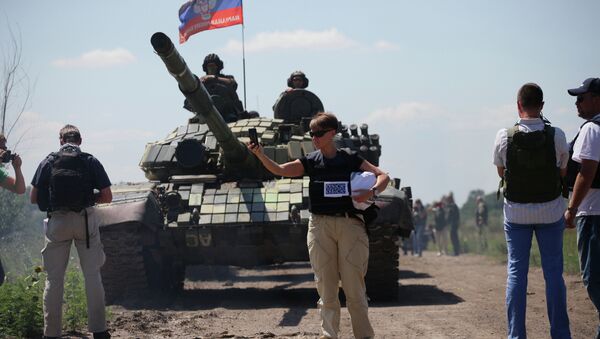 顿涅茨克民兵从接触线撤离41坦克84装甲车 - 俄罗斯卫星通讯社