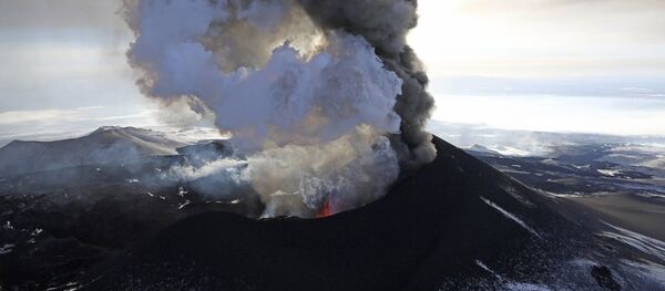 俄堪察加舍维留奇火山喷发 灰柱高达15000米 - 俄罗斯卫星通讯社