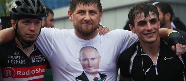 车臣行政长官拉姆赞·卡德罗夫（当中） - 俄罗斯卫星通讯社