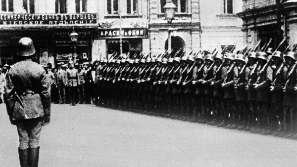 二战期间，德军在被占领的乌克兰举行阅兵式。 - 俄罗斯卫星通讯社