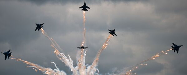 俄軍飛行員對“航空飛鏢-2015”競賽中的最精彩部分進行演練 - 俄羅斯衛星通訊社