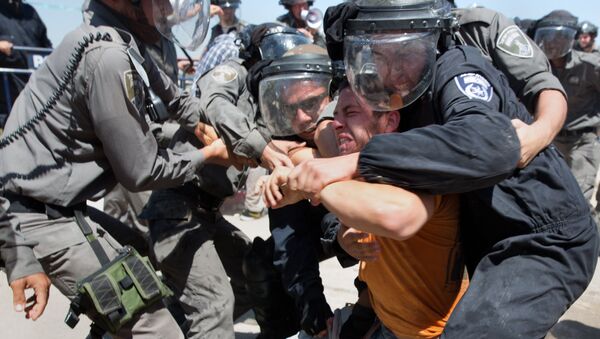 Полиция Израиля во время задержания правонарушителя в поселке Бейт-Эль - 俄羅斯衛星通訊社