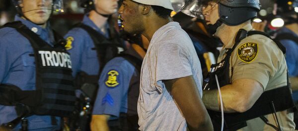 弗格森警方遭石块和瓶子袭击 - 俄罗斯卫星通讯社