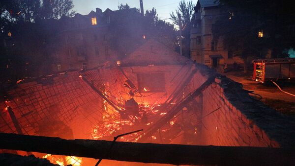 Пожар в доме после обстрела в Донецке - 俄羅斯衛星通訊社