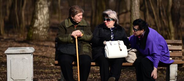 Пожилые женщины отдыхают на скамейке в парке Кузьминки-Люблино - 俄罗斯卫星通讯社