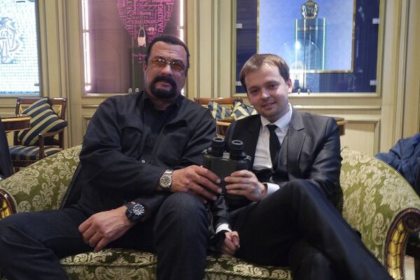 超级巨星或代言俄制双筒望远镜 - 俄罗斯卫星通讯社