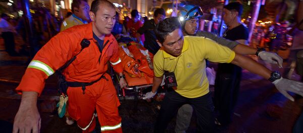 Эвакуация пострадавших после мощного взрыва у храма Эраван в центральном районе Бангкока - 俄罗斯卫星通讯社