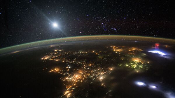 宇航员太空拍摄地球 捕捉到罕见“红色精灵” - 俄罗斯卫星通讯社