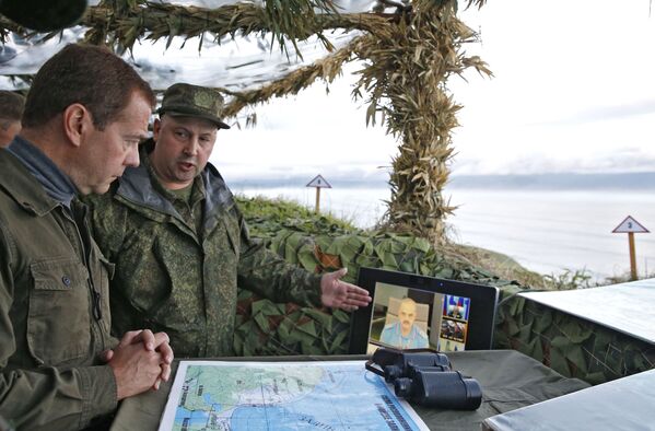 俄羅斯總理德米特里·梅德韋傑夫（左）在參觀在千島群島中擇捉島上的千島機槍團期間。 - 俄羅斯衛星通訊社