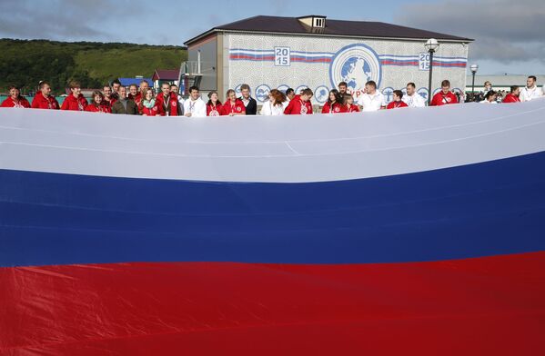 2015年8月22日。俄羅斯總理德米特里·梅德韋傑夫（前排左五）與在庫里爾斯克鎮舉行的“擇捉島”全俄青年教育論壇參與者合影。 - 俄羅斯衛星通訊社