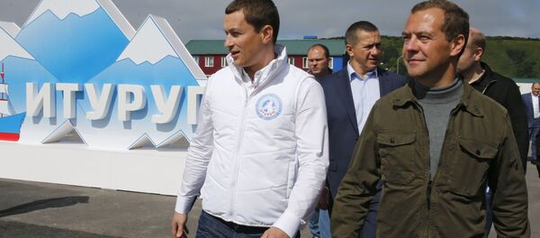 Председатель правительства России Дмитрий Медведев во время посещения острова Итуруп на Курилах - 俄罗斯卫星通讯社