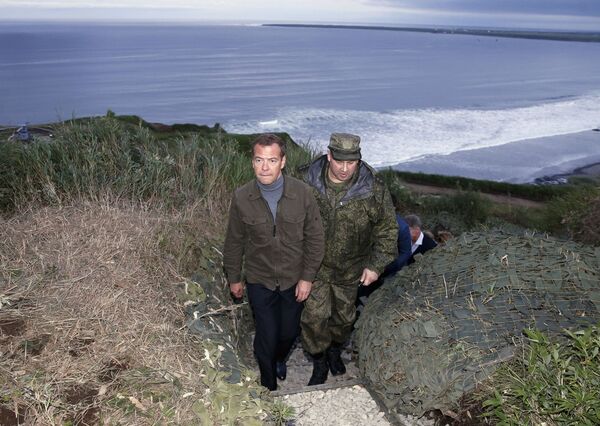 2015年8月22日。俄羅斯總理德米特里·梅德韋傑夫（左）在參觀在千島群島中擇捉島上的千島機槍團期間。 - 俄羅斯衛星通訊社