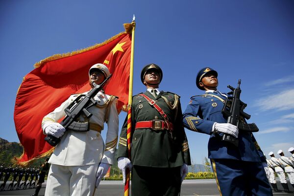 中國人民解放軍官兵在閱兵演練中手持武器和旗幟 - 俄羅斯衛星通訊社