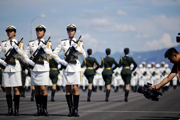 記者在現場記錄中國人民解放軍參加九三閱兵演練 - 俄羅斯衛星通訊社