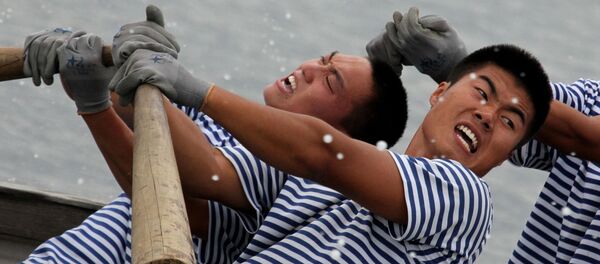 中國海軍在符拉迪沃斯托克的“海上合作-2015”聯合海上軍演框架內，在太平洋艦隊水站和阿穆爾灣水上飛行區舉行的兩國海軍舢板追逐賽上 - 俄羅斯衛星通訊社