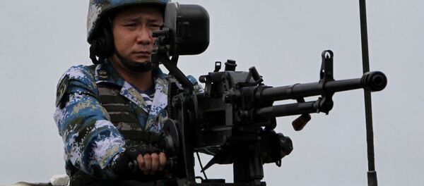 Китайский морской пехотинец во время высадки морского десанта на российско-китайских военно-морских учениях Морское взаимодействие - 2015 на полигоне Клерк в Приморском крае Китайский морской пехотинец во время высадки морского десанта на российско-китайских военно-морских учениях Морское взаимодействие - 2015 на полигоне Клерк в Приморском крае - 俄罗斯卫星通讯社