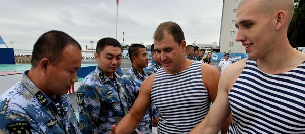 中国海军训练舰在符拉迪沃斯托克受到鲜花、盐和面包的欢迎礼遇 - 俄罗斯卫星通讯社