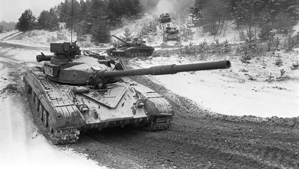 蘇聯T-64坦克在演習中 - 俄羅斯衛星通訊社