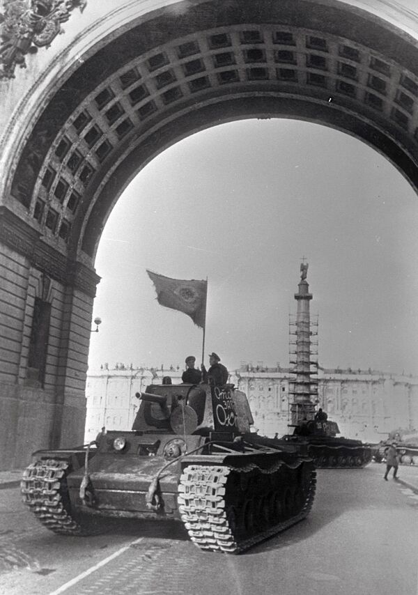 坦克從列寧格勒皇宮廣場出發開往前線。列寧格勒大圍困。 - 俄羅斯衛星通訊社