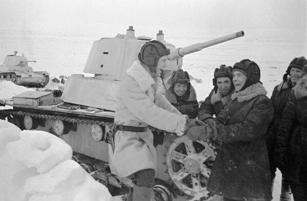 佩切寧排的坦克兵在戰鬥間隙休息。斯列德尼島（T-26坦克） - 俄羅斯衛星通訊社