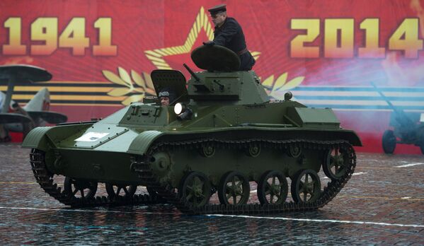 1941年11月7日，蘇聯官兵駕駛T-60輕型坦克參加第二次世界大戰期間莫斯科紅場傳奇閱兵式。 - 俄羅斯衛星通訊社