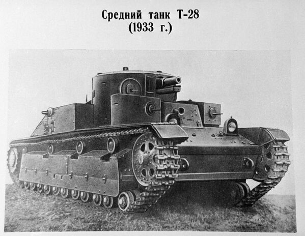 蘇聯裝甲兵博物館展示的T-28中型坦克照片影印件 - 俄羅斯衛星通訊社