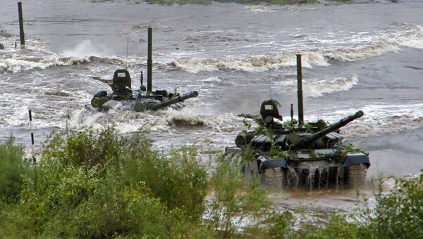 按俄罗斯联邦武装力量总参谋部计划在鲍里索夫市附近白俄训练场举行小组战术演习期间，T-72坦克借潜渡设备进行强渡演练。 - 俄罗斯卫星通讯社