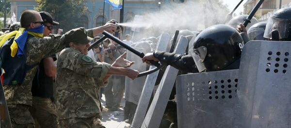 乌拉达附近示威人群试图冲击议会 - 俄罗斯卫星通讯社