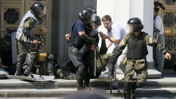 乌拉达附近示威人群试图冲击议会 - 俄罗斯卫星通讯社