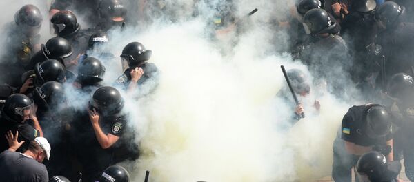 乌克兰议会外骚乱后18人依然在拘 乌克兰议会外骚乱后18人依然在拘 - 俄罗斯卫星通讯社