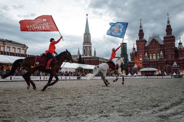 由總統團榮譽騎兵隊以及克里姆林宮馬術學院組成的的特等騎術聯合隊在“救世主塔”國際軍樂節 的框架下，在建立於莫斯科紅場的克里姆林宮馬術場進行了表演。 - 俄羅斯衛星通訊社