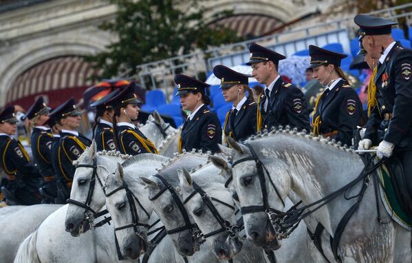 骑兵警队成员在“救世主塔”国际军乐节 的框架下，在建立于莫斯科红场的克里姆林宫马术场进行了表演。 - 俄罗斯卫星通讯社