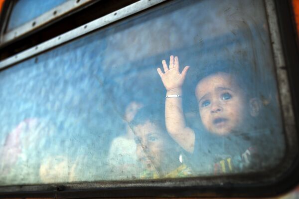 難民兒童在馬其頓與希臘邊境的大巴上望向窗外 - 俄羅斯衛星通訊社