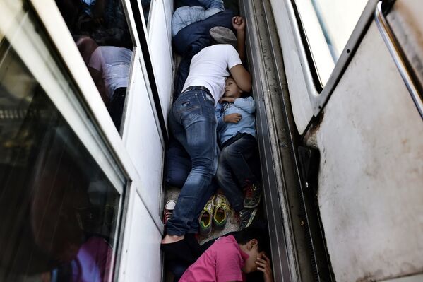 叙利亚难民睡在开往马其顿的火车地板上 - 俄罗斯卫星通讯社