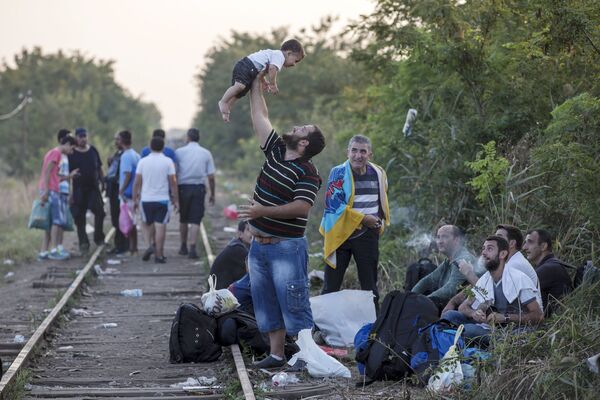 通往匈牙利的鐵路線上的難民 - 俄羅斯衛星通訊社