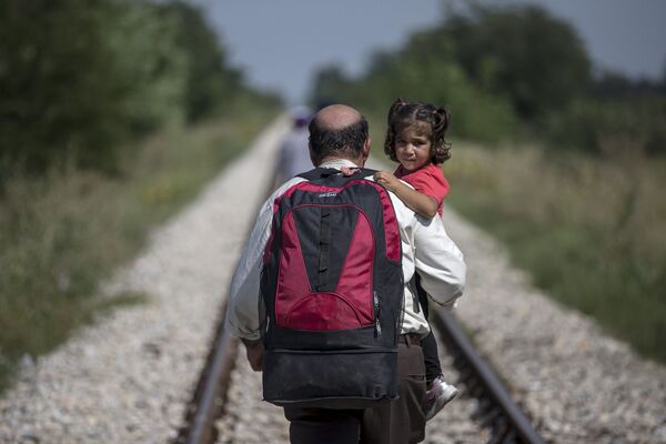 匈牙利与塞尔维亚边境一名带着孩子的移民 - 俄罗斯卫星通讯社