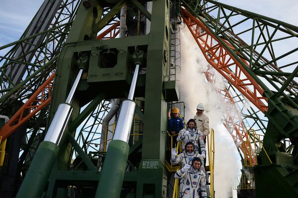 國際空間站第45/46期長期考察組和第18期訪問考察組成員哈薩克斯坦宇航員艾登•艾姆別托夫、俄羅斯聯邦航天署航天員謝爾蓋•沃爾科夫和歐洲空間局宇航員安德烈亞斯•莫根森在“聯盟TMA-18M”載人飛船從拜科努爾航天發射場升空前。 - 俄羅斯衛星通訊社