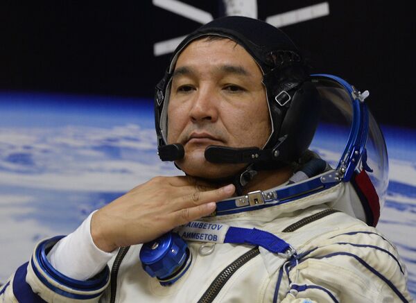 哈萨克斯坦宇航员艾登•艾姆别托夫在“联盟TMA-18M”载人飞船从拜科努尔航天发射场升空前 - 俄罗斯卫星通讯社