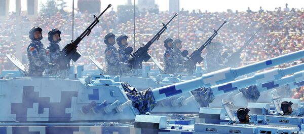 北京紀念二戰勝利70週年閱兵式上駕戰車的中國海軍士兵 - 俄羅斯衛星通訊社