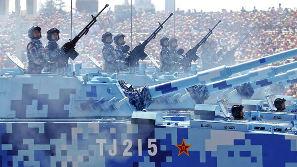北京纪念二战胜利70周年阅兵式上驾战车的中国海军士兵 - 俄罗斯卫星通讯社