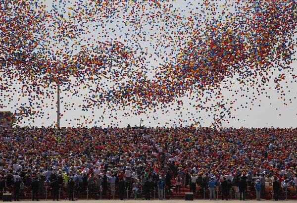 二戰勝利70週年閱兵現場放飛7萬只七彩氣球 - 俄羅斯衛星通訊社