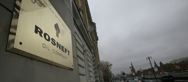 A plaque for the Rosneft Oli Company is seen outside the company headquarters in Moscow, Russia, in this file file photo dated Thursday, Oct. 18, 2012 - 俄罗斯卫星通讯社