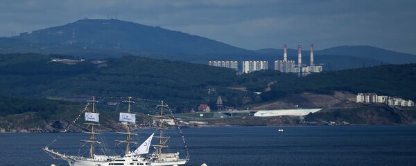 Парусник Надежда в акватории острова Русский - 俄罗斯卫星通讯社