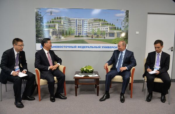 中国国务院副总理汪洋与俄罗斯总统普京在符拉迪沃斯托克东方经济论坛期间会晤 - 俄罗斯卫星通讯社