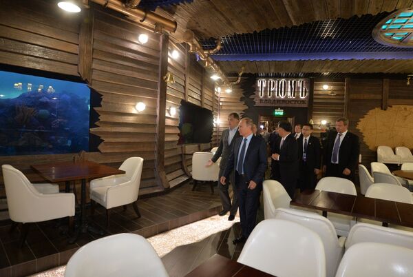 俄羅斯總統弗拉基米爾•普京參觀俄羅斯島海洋館 - 俄羅斯衛星通訊社