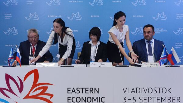 东方经济论坛期间签署超过80份合同 总额在1.3万亿卢布以上 - 俄罗斯卫星通讯社