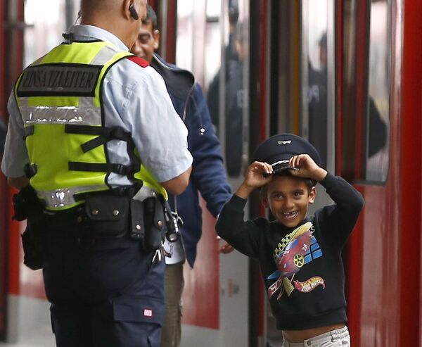 在慕尼黑，小男孩试戴地铁安全官员帽子 - 俄罗斯卫星通讯社