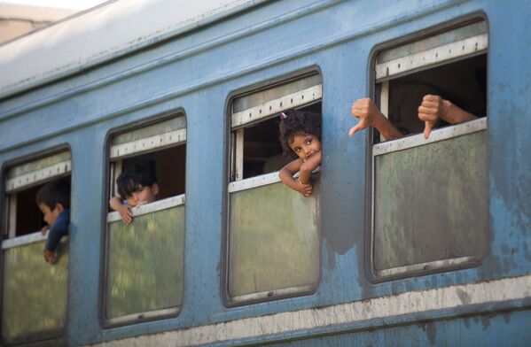 在前往塞爾維亞的火車上的兒童 - 俄羅斯衛星通訊社